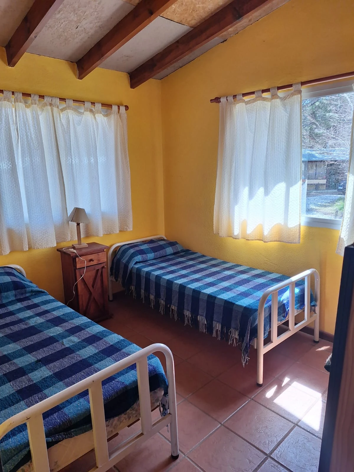 Dormitorio de la cabaña con ventana