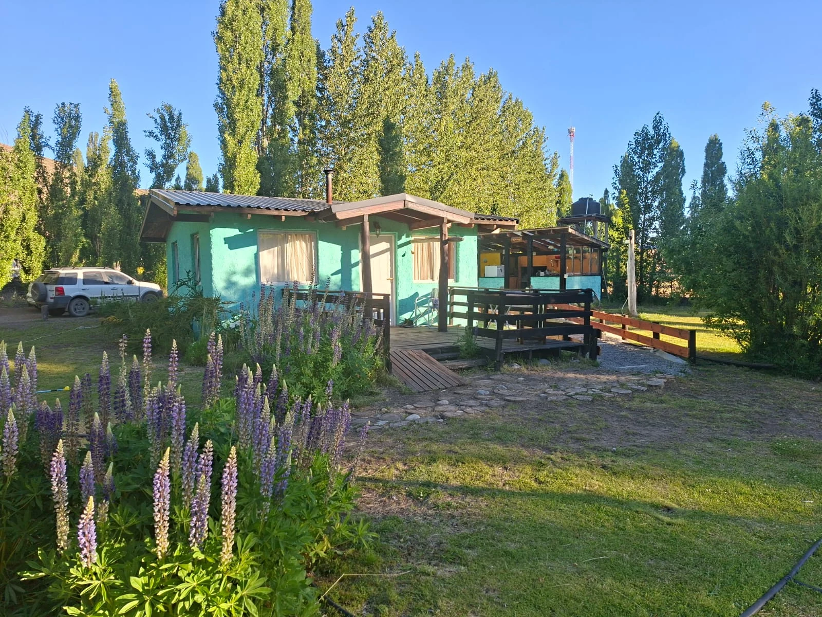 Alojamiento junto al deck, el jardín y los lupinos